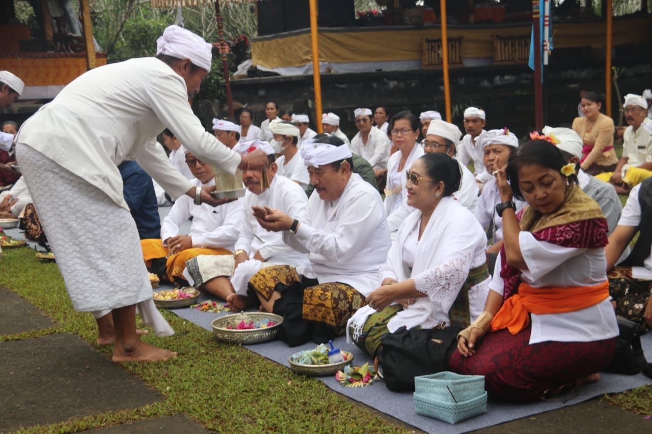 podiumnews.com-Wagub Bali Hadiri Nganyarin Pemkab Bangli di Pura Mandara Giri 